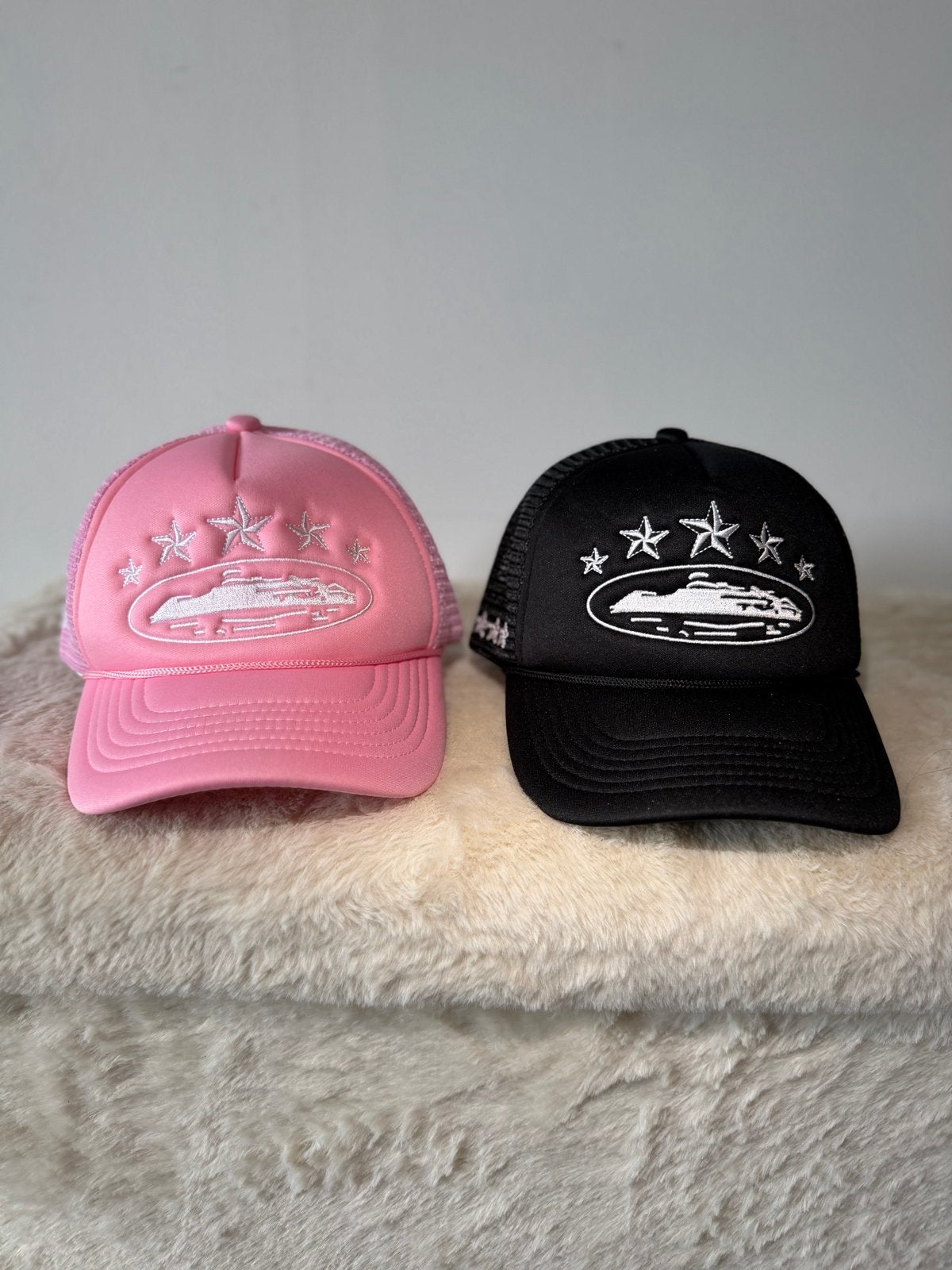 Corteiz Cap - Zwart en Roze Trucker Cap, Ophalen of Verzenden, Nieuw, One size fits all, Pet