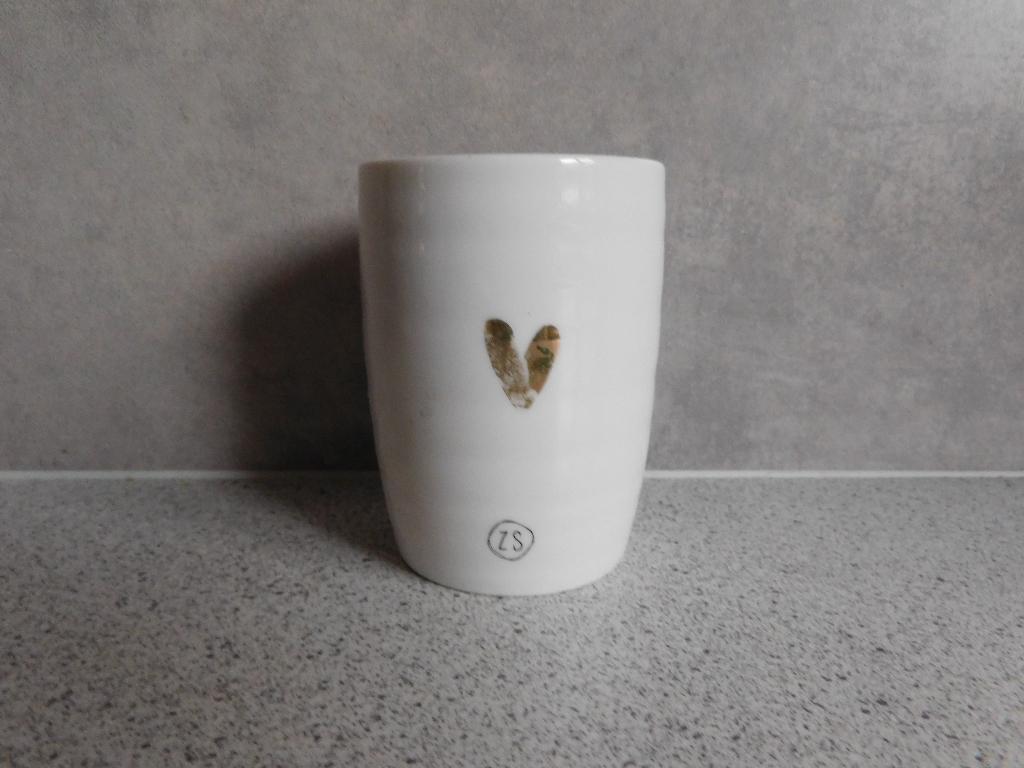 Mok 180 ml. 9,5x8 cm. hart van goud Zusss, Gebruikt, Ophalen of Verzenden, Overige stijlen, Kop(pen) en/of Schotel(s)