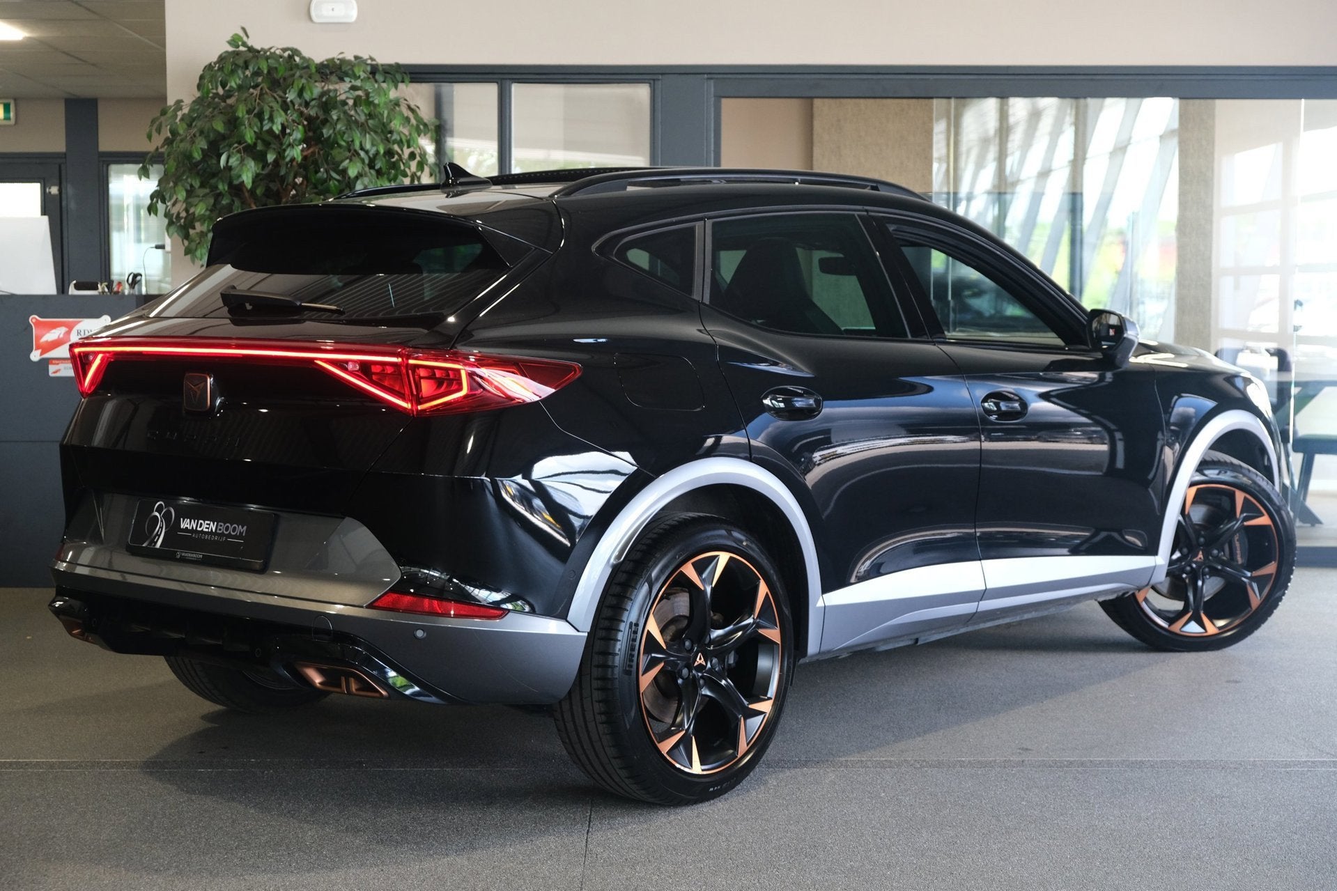 CUPRA Formentor 1.4 e-Hybrid VZ Copper 245PK Pano Led ACC Ca, Auto's, Dealer onderhouden, Gebruikt, Zwart, 4 cilinders