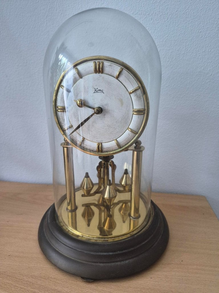pendule koma met glazen stolp, Ophalen