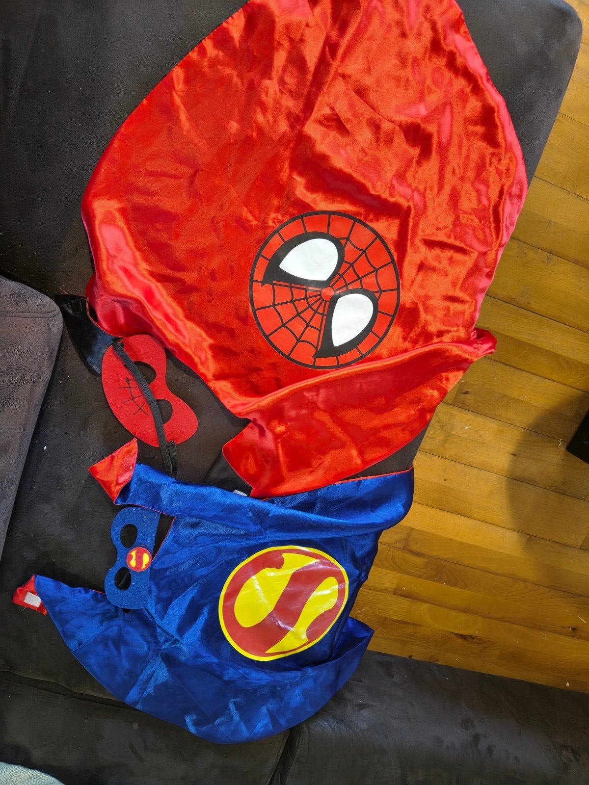 2 superhelden capes met maskers, Kinderen en Baby's, Carnavalskleding en Verkleedspullen, Ophalen, Zo goed als nieuw, Jongen of Meisje