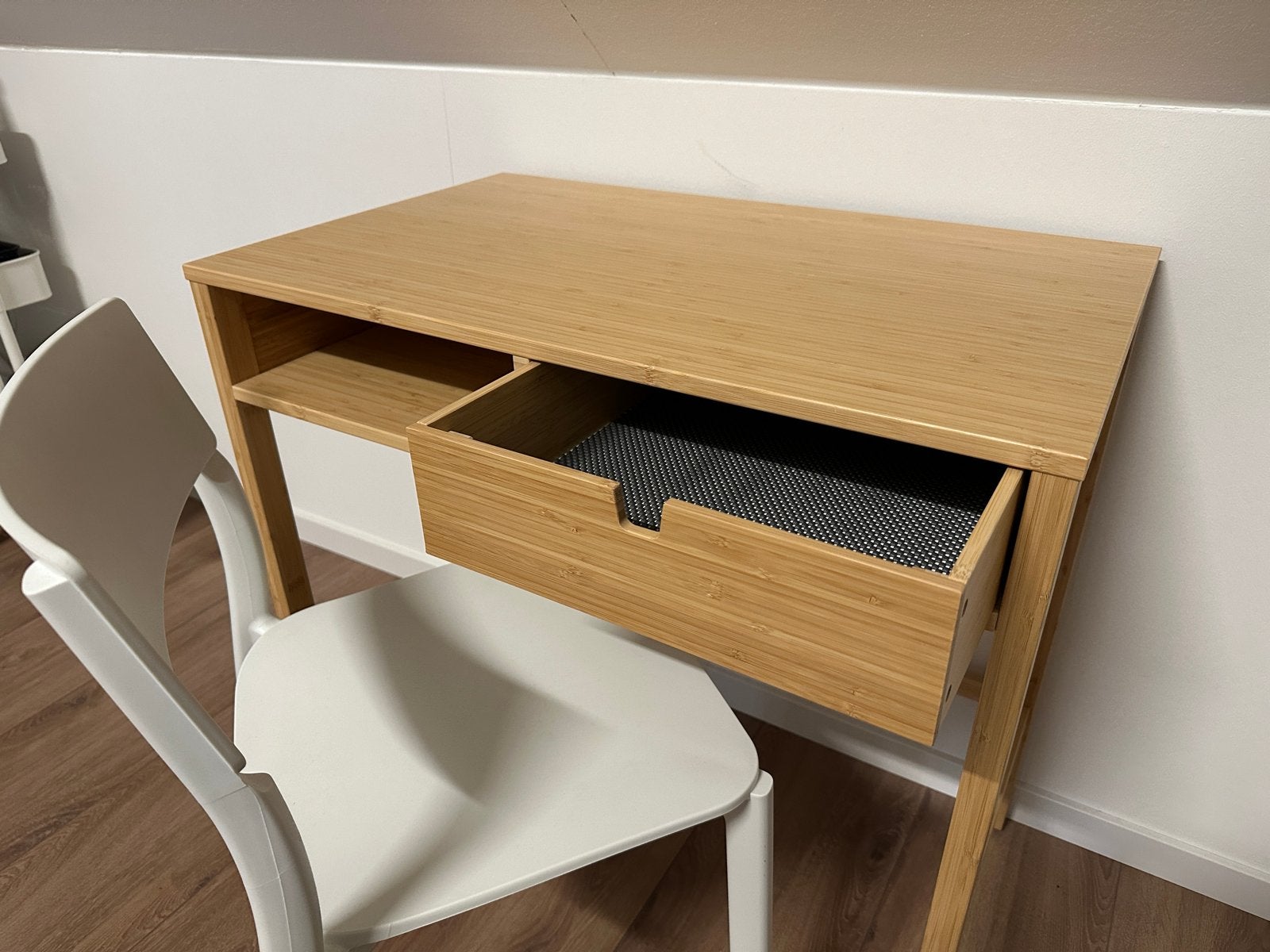 Ikea Nordkisa kaptafel bamboe met kunststof stoel, Ophalen, Gebruikt, 50 tot 100 cm, Minder dan 100 cm