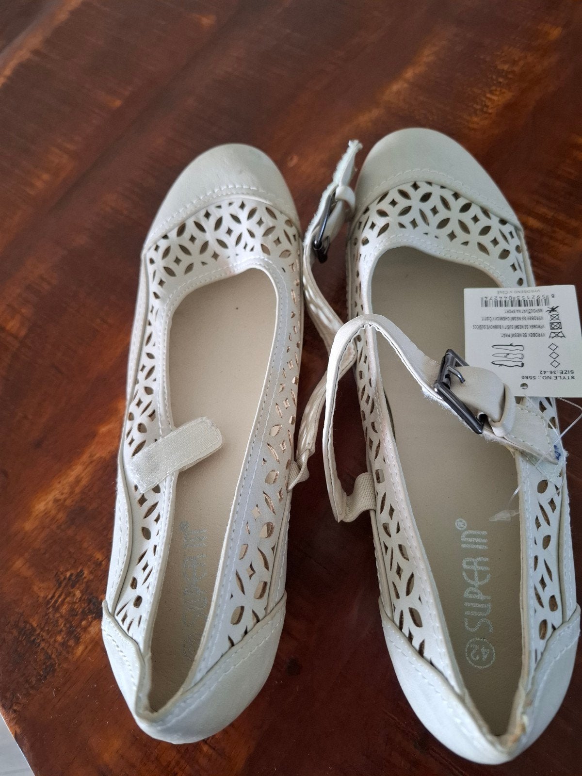Nieuwe crème damesschoenen, Nieuw, Ophalen of Verzenden, Super In, Instappers