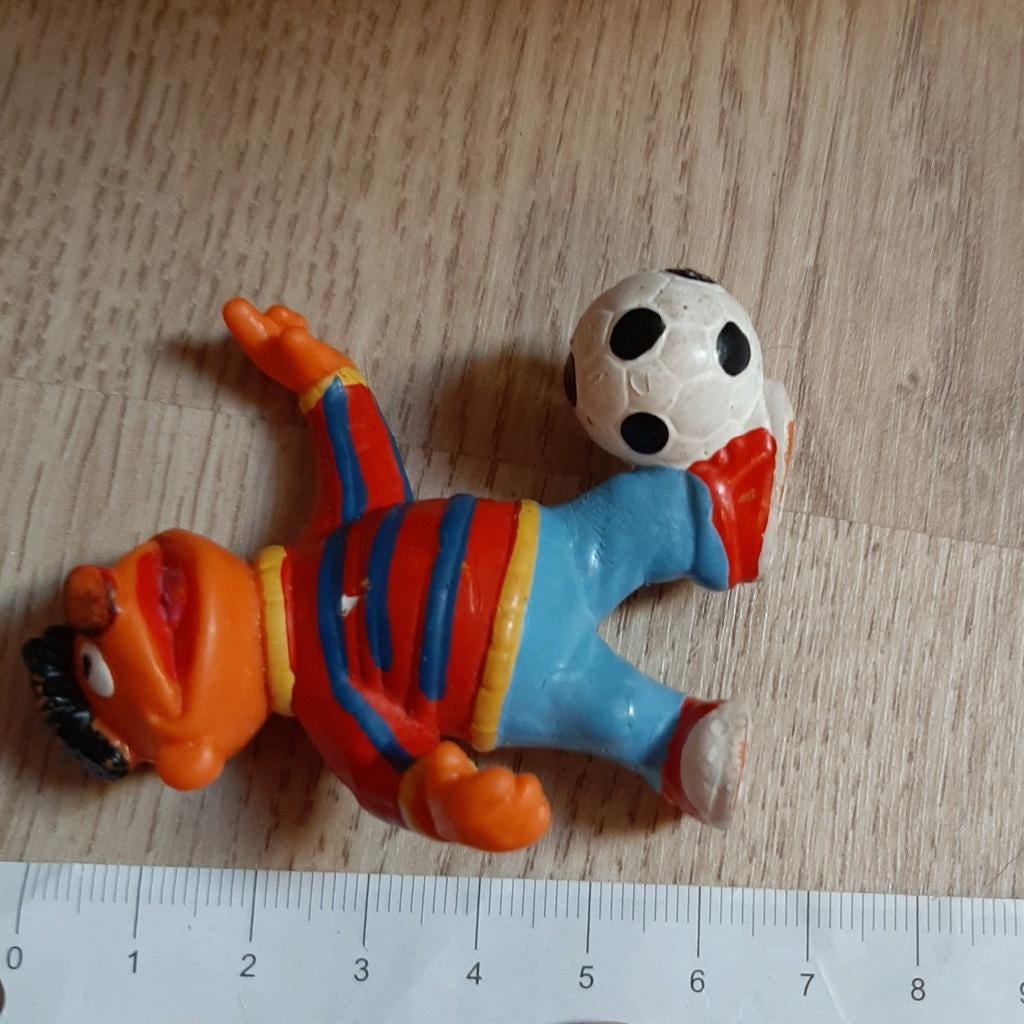 Sesamstraat Ernie poppetje voetbal 6 cm, Ophalen of Verzenden