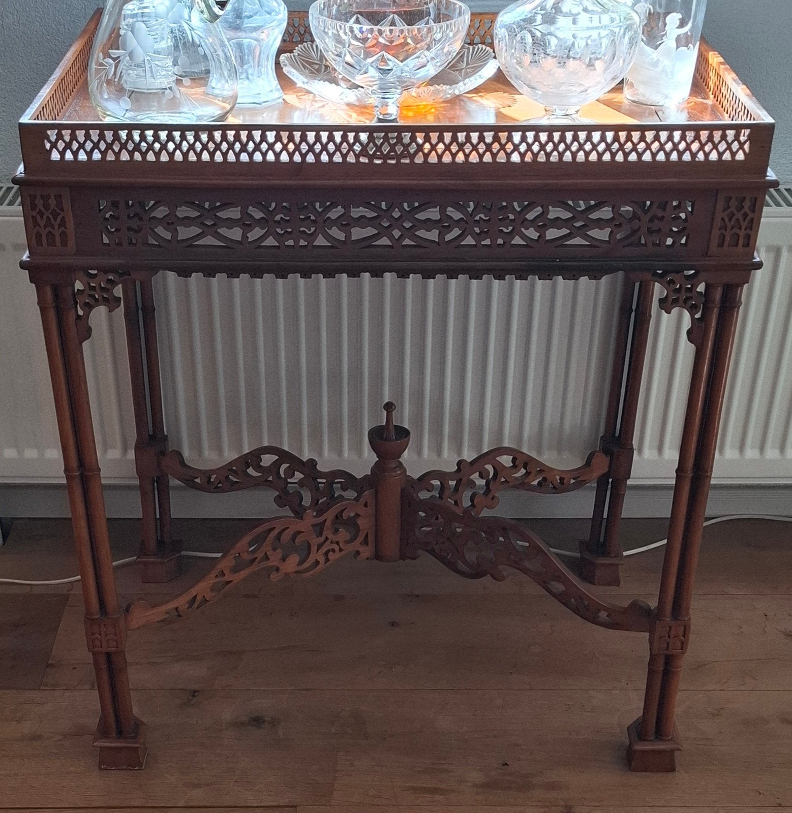 Antieke siertafel, ideaal voor theeservies of glaswerk, Antiek en Kunst, Ophalen