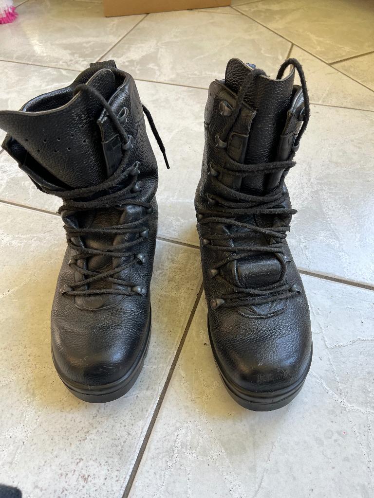 Licht gedragen paar legerlaarzen maat 270. 43, Verzenden, Gebruikt, Schoenen