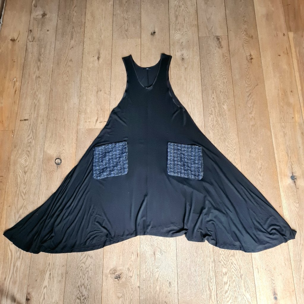 Zwarte asymmetrische maxi-jurk met blauwe zakken, Zwart, Maat 42/44 (L), Ophalen of Verzenden, Rut i