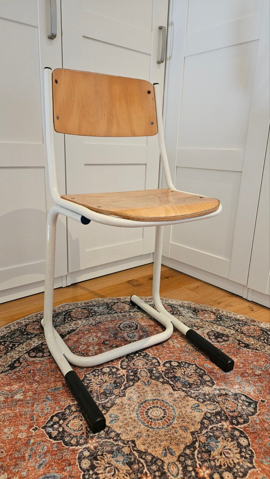 Vintage Marko schoolstoel - Wit frame, houten zitting, Antiek en Kunst, Ophalen