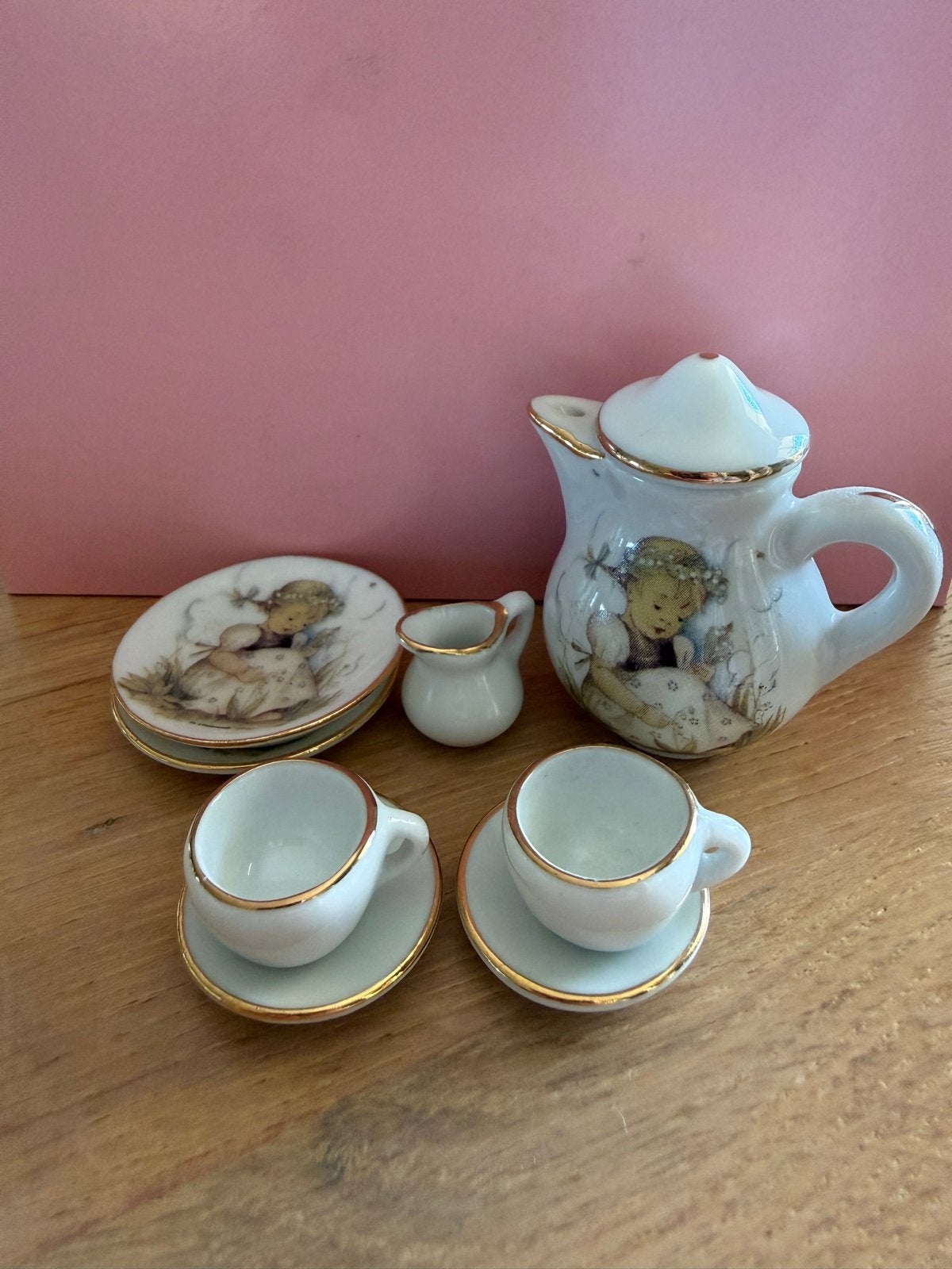 Vintage miniatuur theeserviesje met Hummel-achtige print, Ophalen