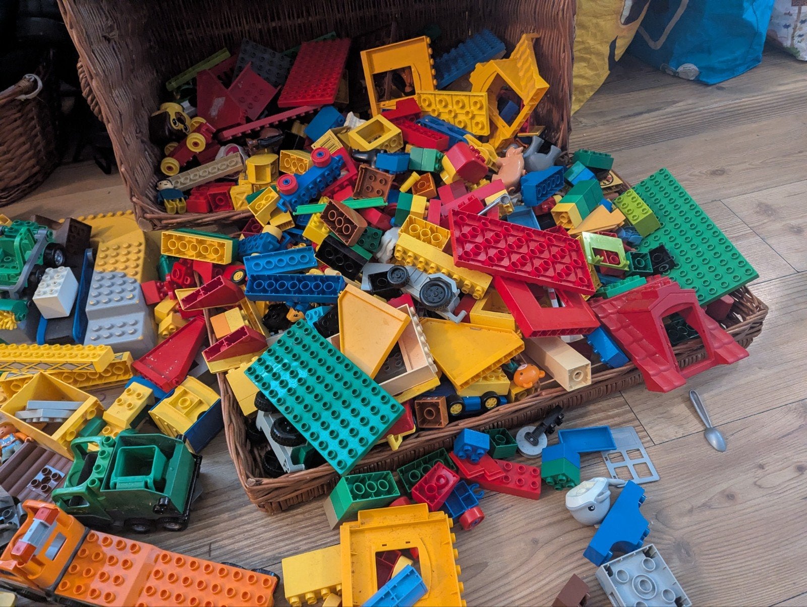 Grote partij LEGO Duplo met diverse voertuigen en figuren, Kinderen en Baby's, Speelgoed | Duplo en Lego, Ophalen, Inclusief minifiguren
