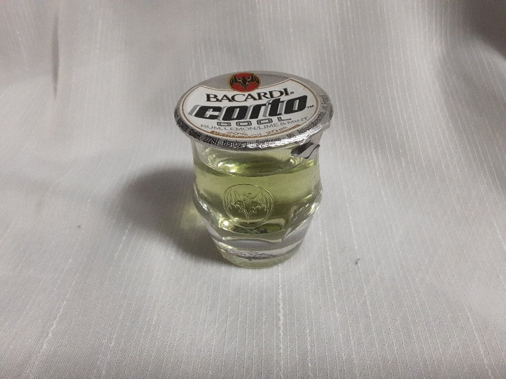 BACARDI CORTO shot glaasje met inhoud, Ophalen of Verzenden, Zo goed als nieuw, Gebruiksvoorwerp