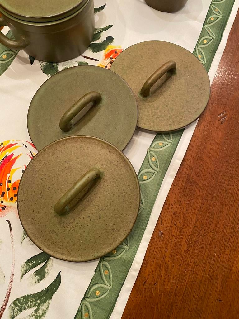 Lucie Q Bakker Aardewerk 20 cm  Deksel  Schorsgroen, Ophalen of Verzenden