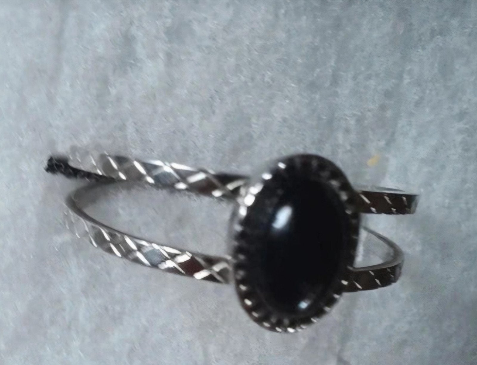 Zilverkleurige ring met zwarte steen, Overige materialen, Gebruikt, Ophalen of Verzenden, Met edelsteen