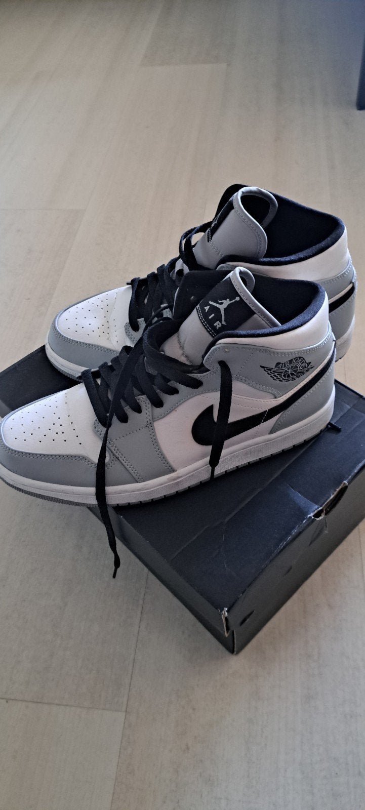 Nike Air Jordan 1 Mid Light Smoke Grey - Maat 42.5, Overige kleuren, Ophalen of Verzenden, Nike Air Jordan, Sneakers of Gympen