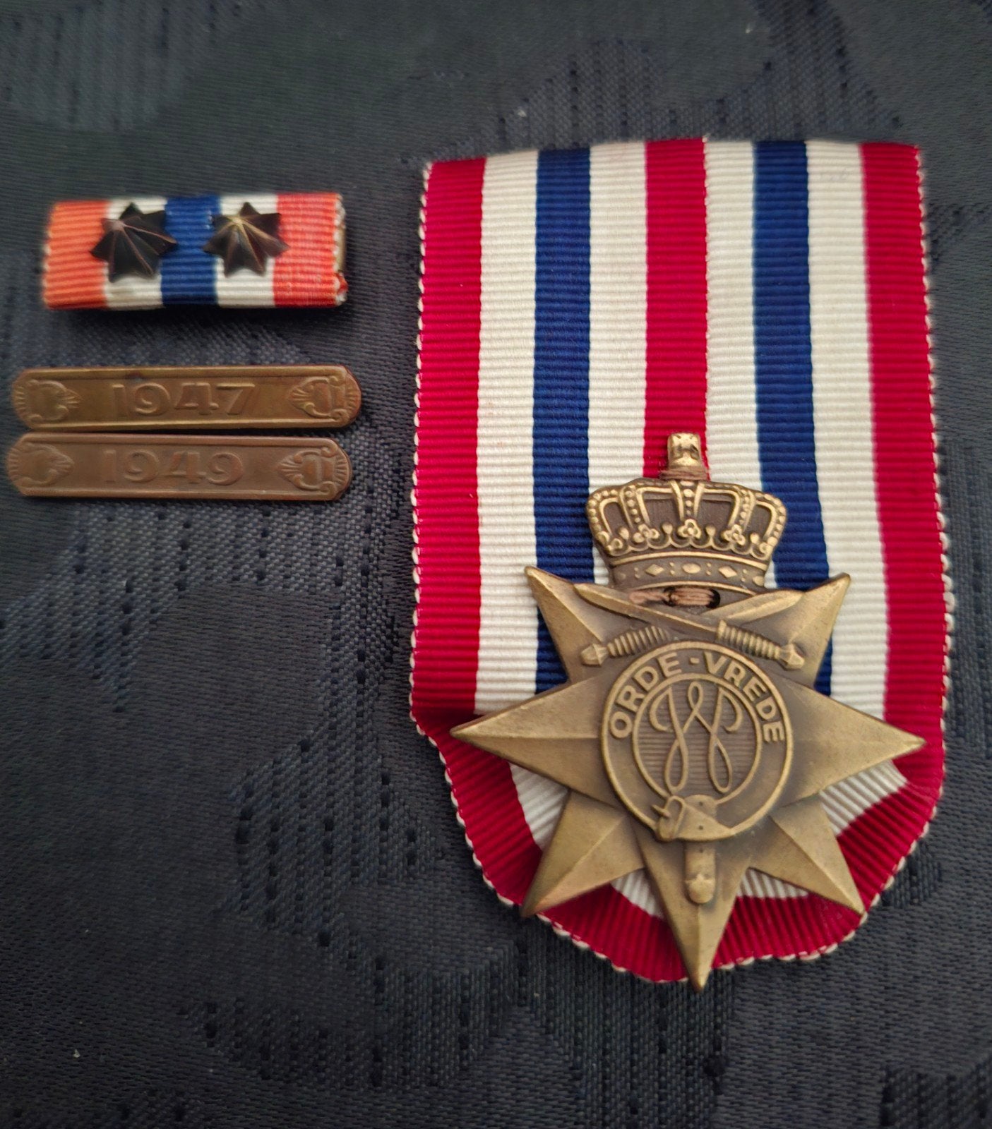 Ereteken voor Orde en Vrede met gespen, Verzamelen, Militaria | Algemeen, Verzenden, Landmacht, Nederland