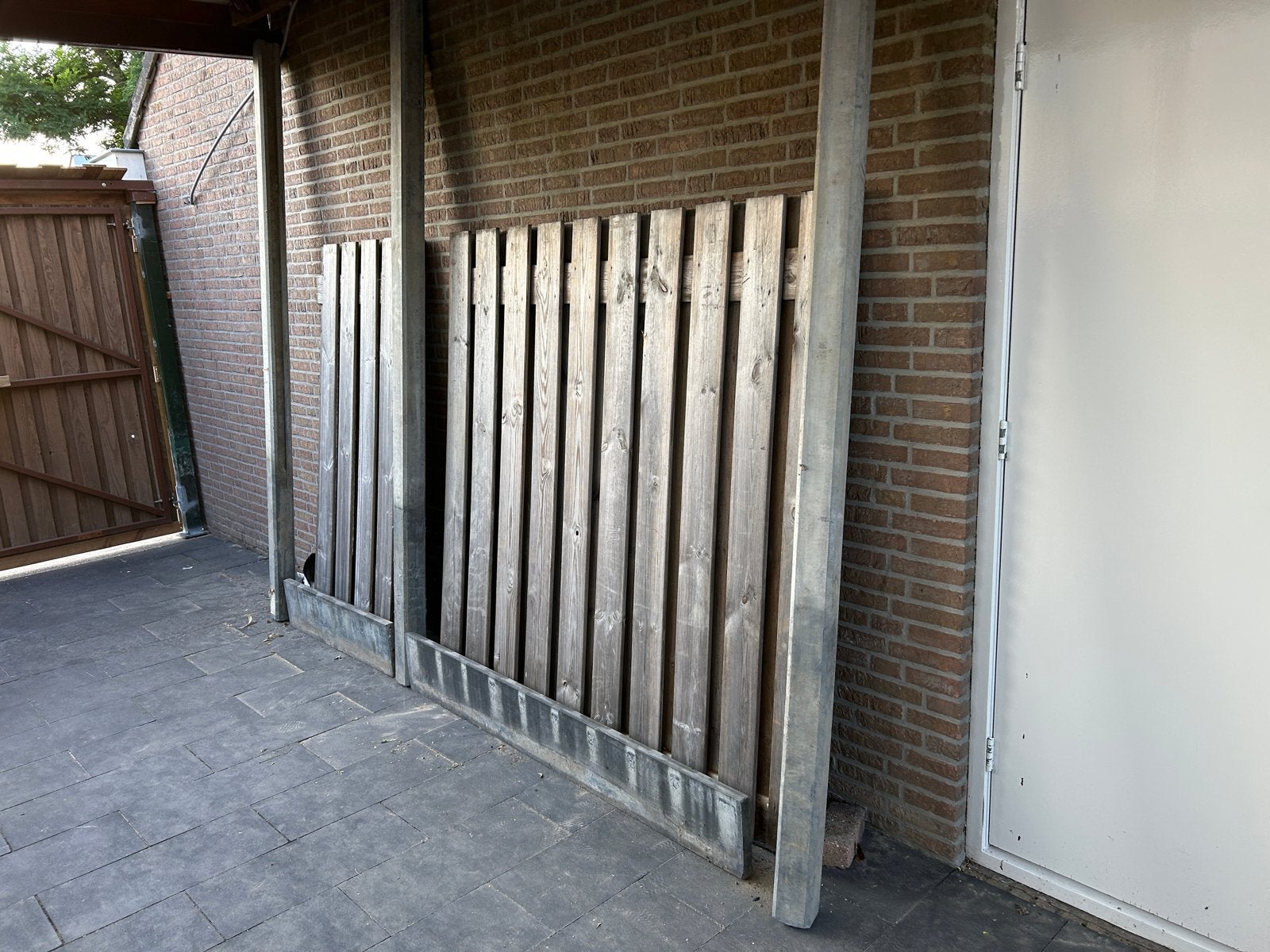 Houten schuttingdelen met betonpalen en onderplaten, Ophalen, Minder dan 3 meter, Zo goed als nieuw, 2 meter of meer