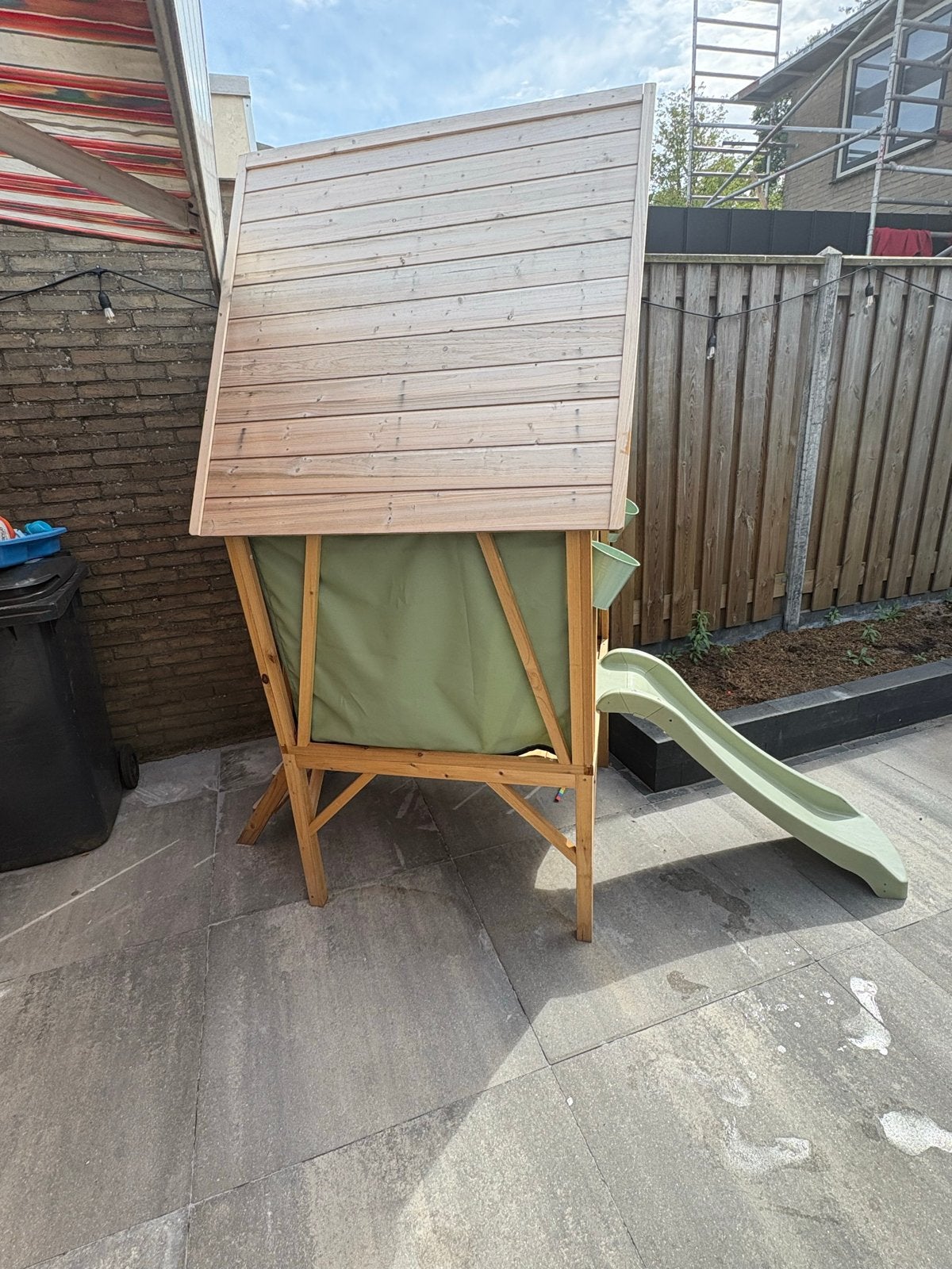 Houten speelhuisje met glijbaan en trapje, Ophalen, Zo goed als nieuw, Hout