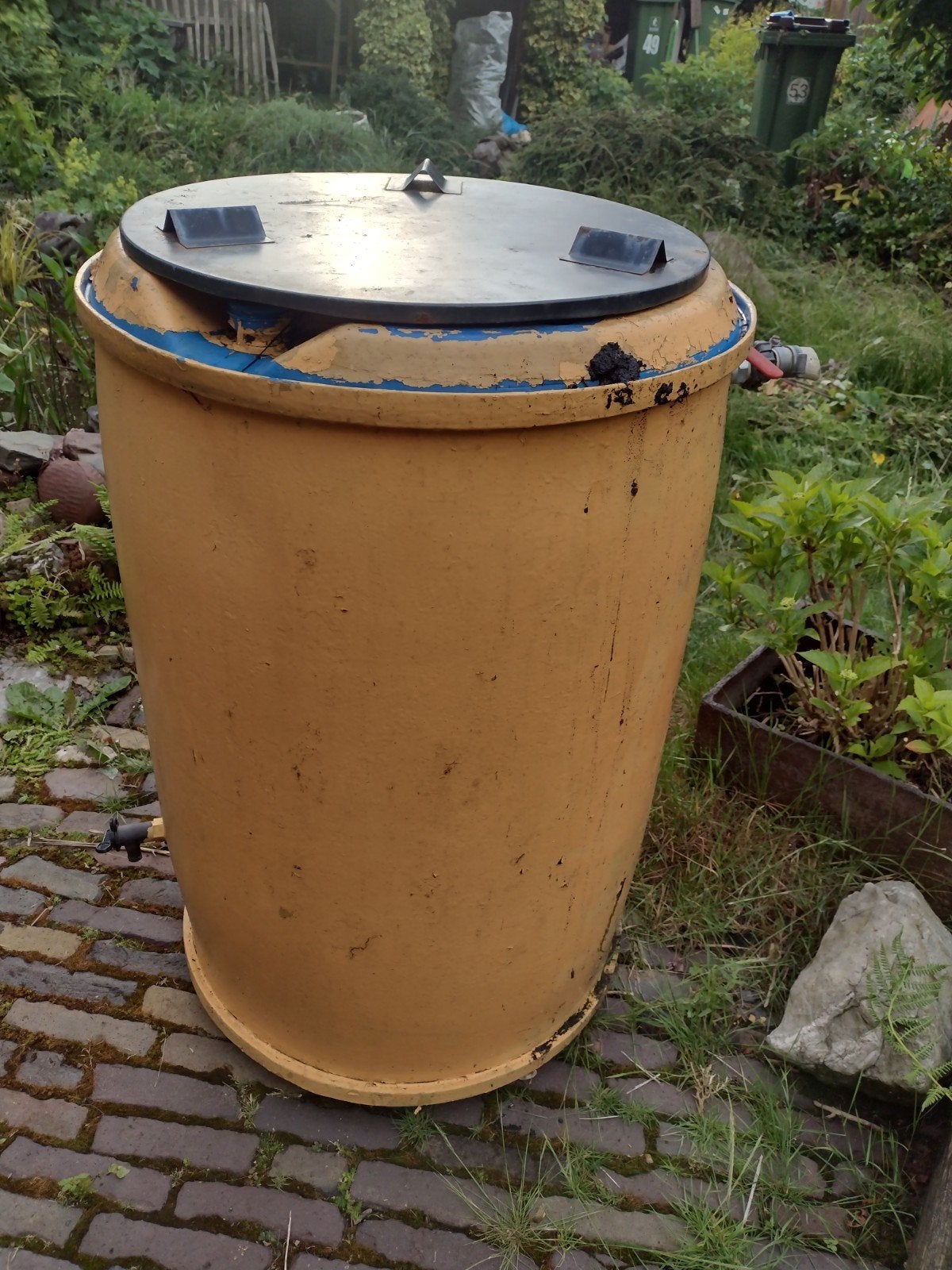 gratis gebruikte regenton H 90 x B 55 cm met kraantje, Tuin en Terras, Regentonnen, Ophalen, Kunststof, Gebruikt, Met kraantje