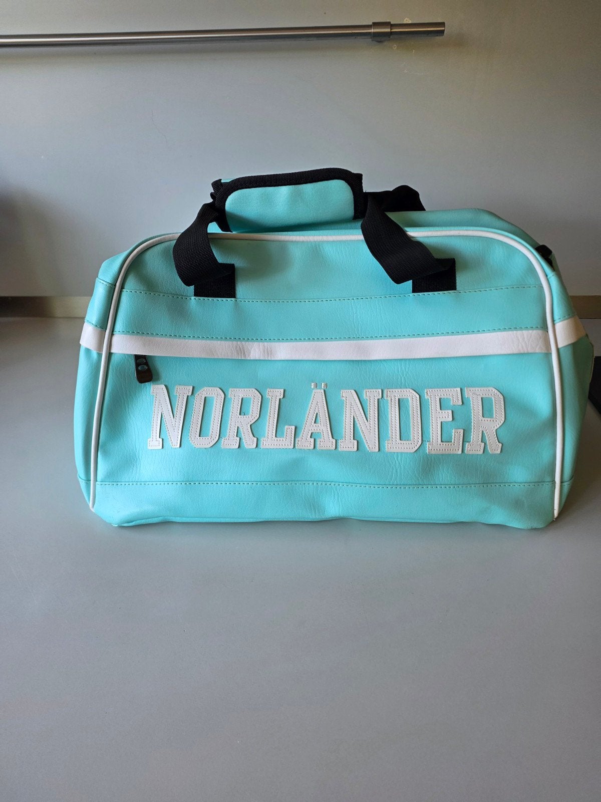sporttas/ weekendtas, lichtblauw, 3 ritsen, Ophalen, Zo goed als nieuw