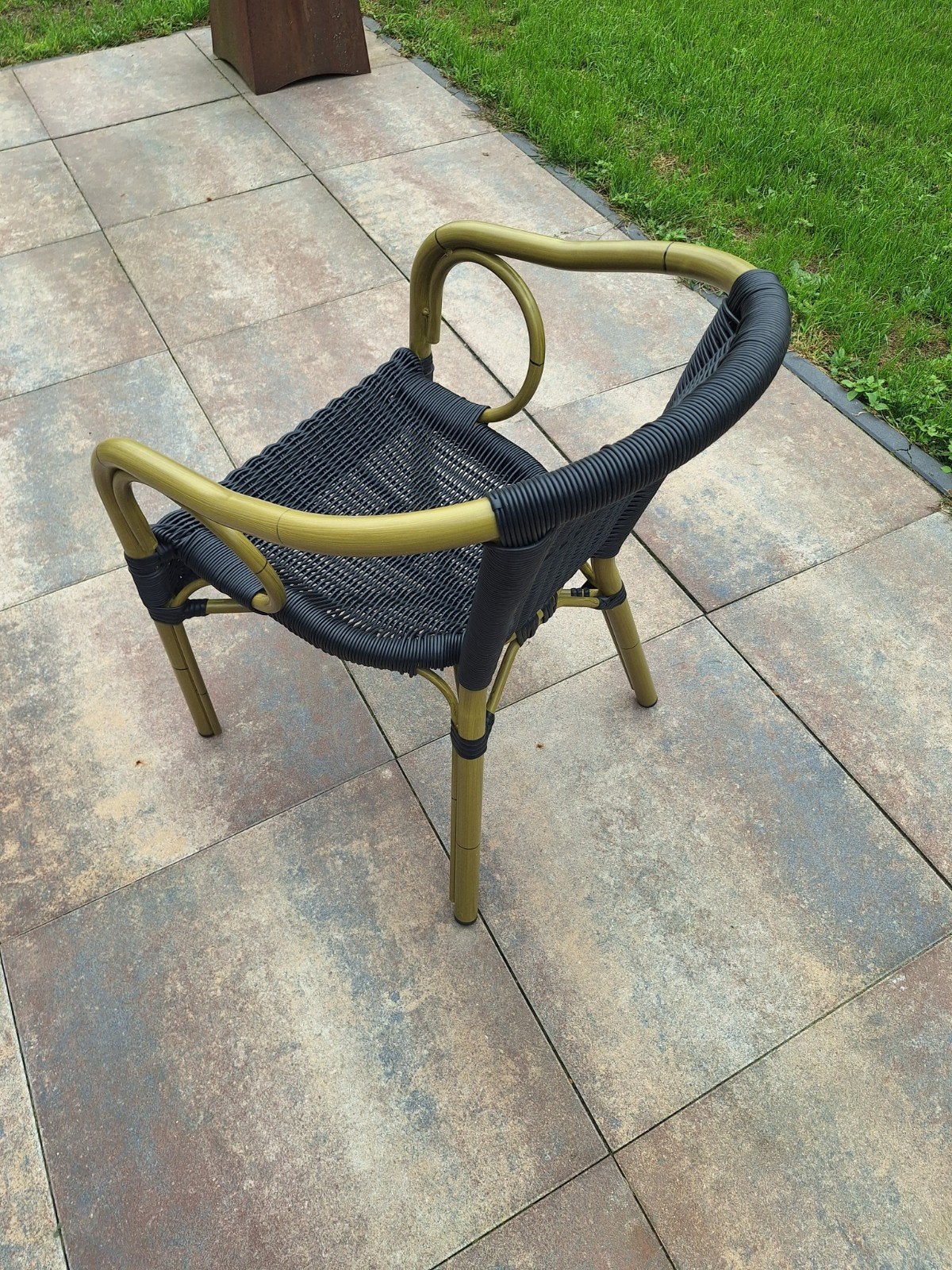 Zwarte rotan stoel met gouden frame, Huis en Inrichting, Stoelen, Ophalen, Gebruikt, Modern, Terrasstoel, Zwart