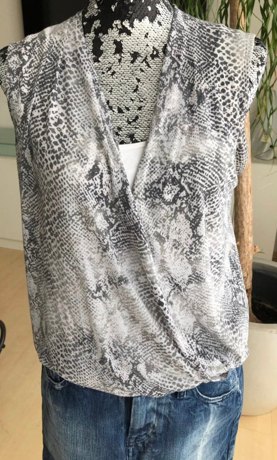 REPEAT heel mooi topje snake printje maat 36, Ophalen, Zo goed als nieuw, Grijs, REPEAT