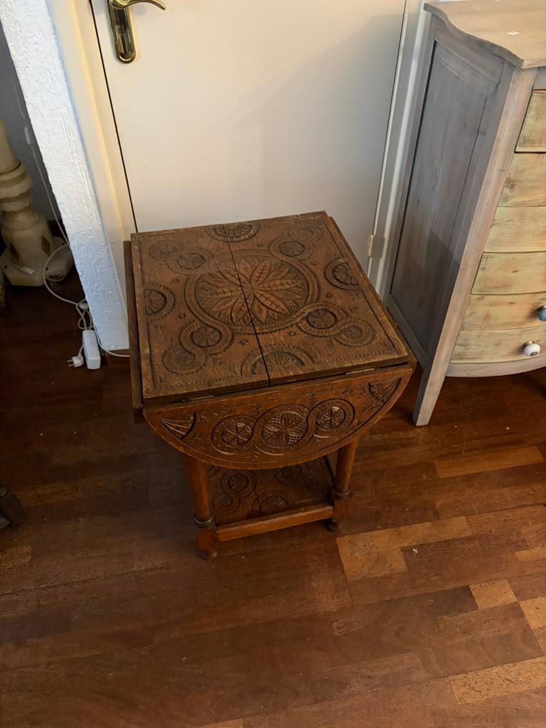 Antieke bijzettafel met houtsnijwerk - Weinig schade, Ophalen