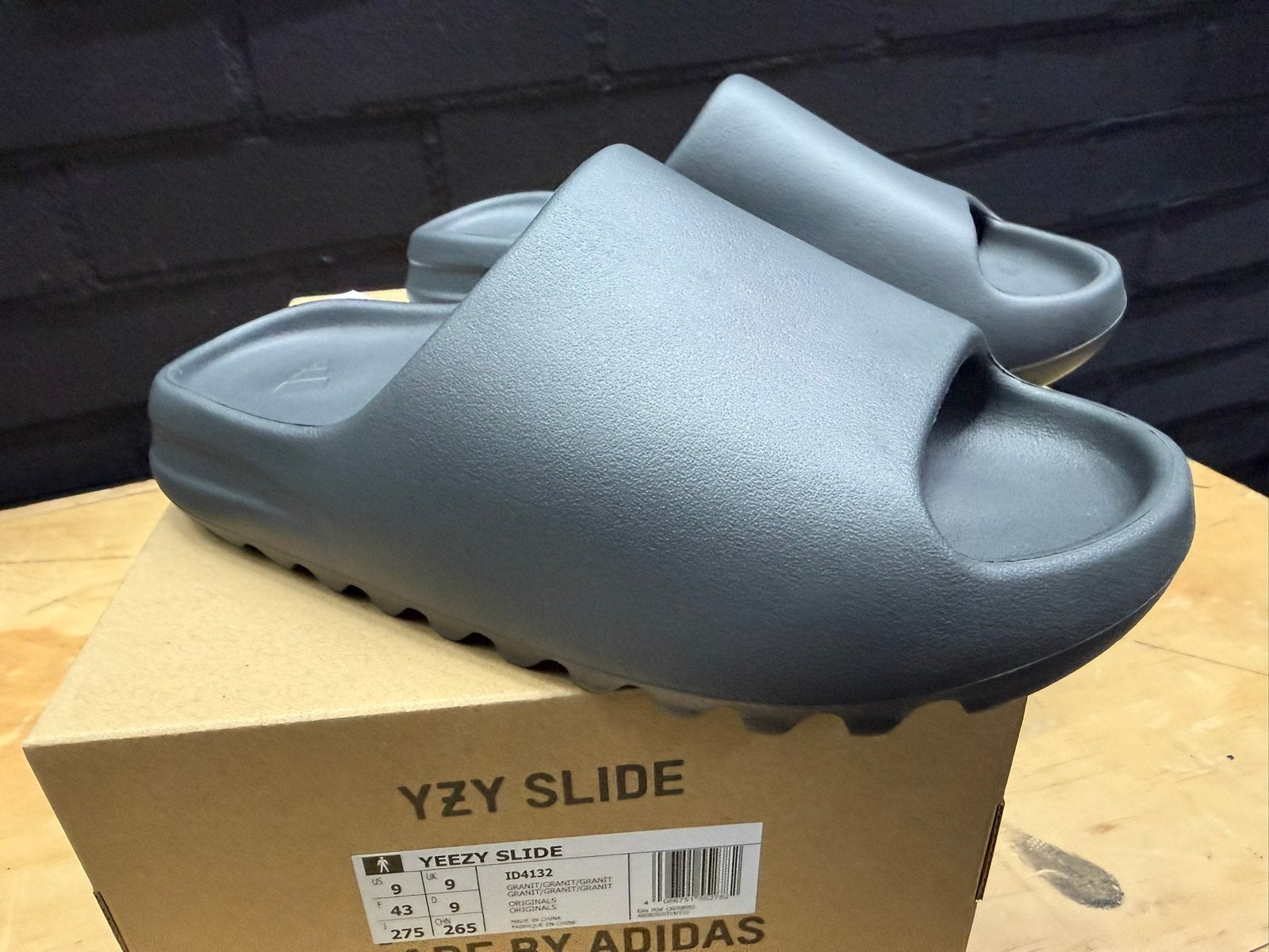 Yeezy Slide 'Granite' 43, Slippers, Overige kleuren, Nieuw, Ophalen of Verzenden
