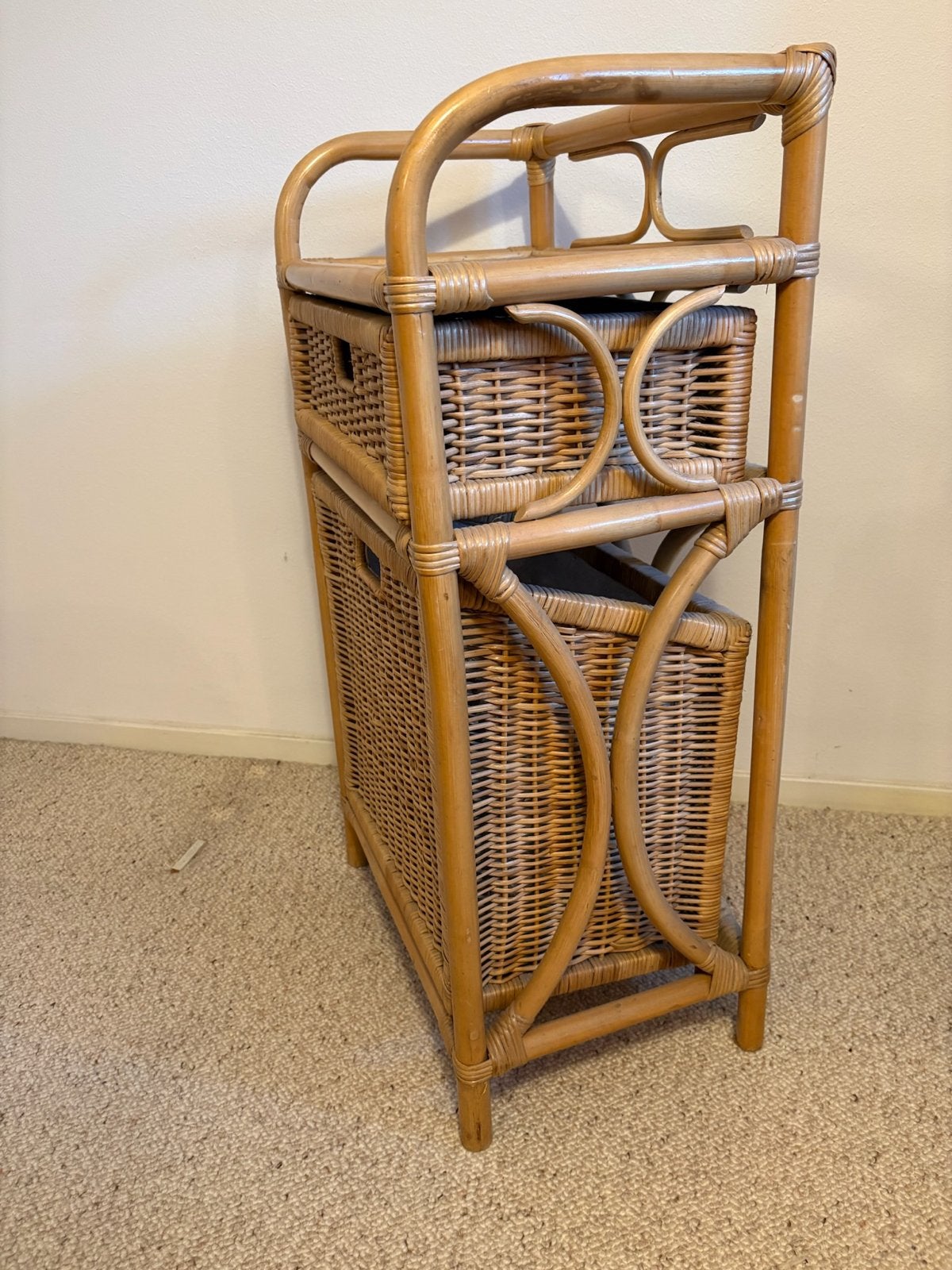 Foto 11 van Vintage rotan ladekastje met 2 laden