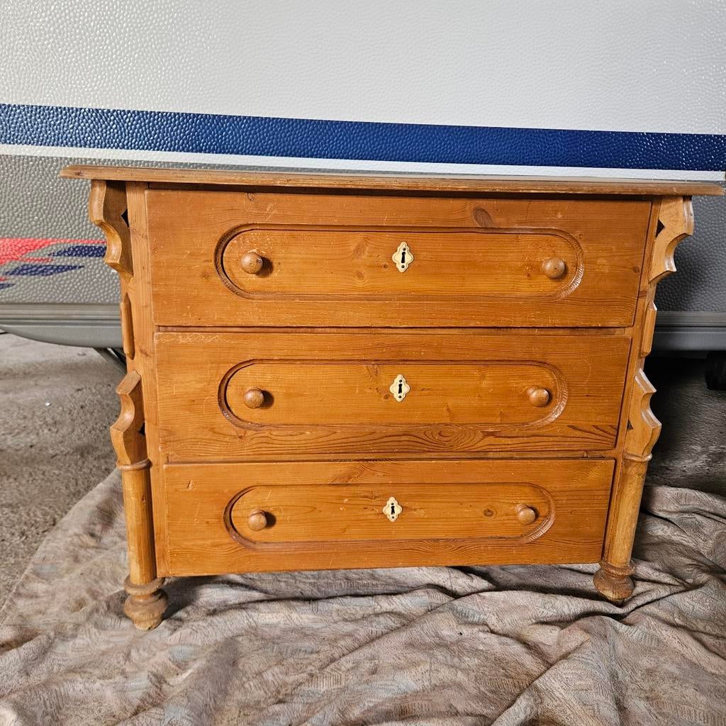 Antieke grenen commode met 3 laden en opklapbaar blad, Verzenden