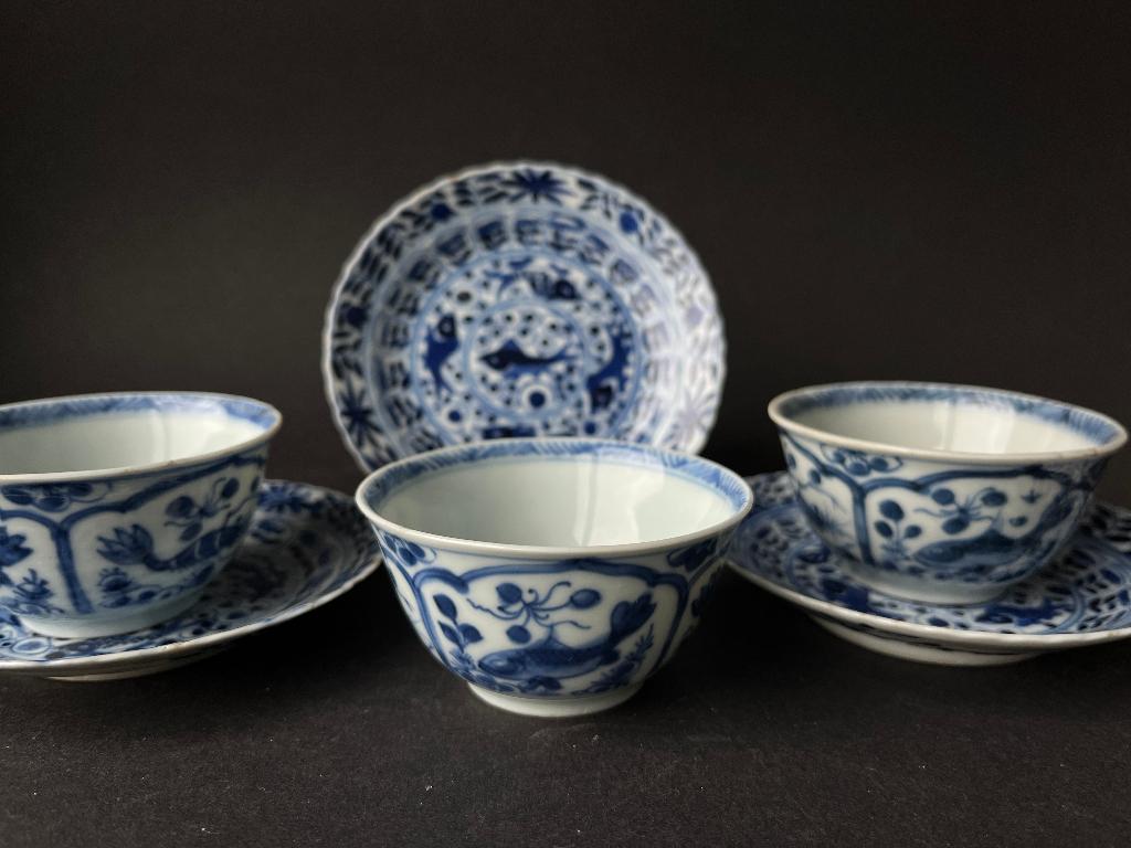 Drie chinees porseleinen kop en schoteltjes, krab, vis, Antiek en Kunst, Antiek | Porselein, Ophalen of Verzenden