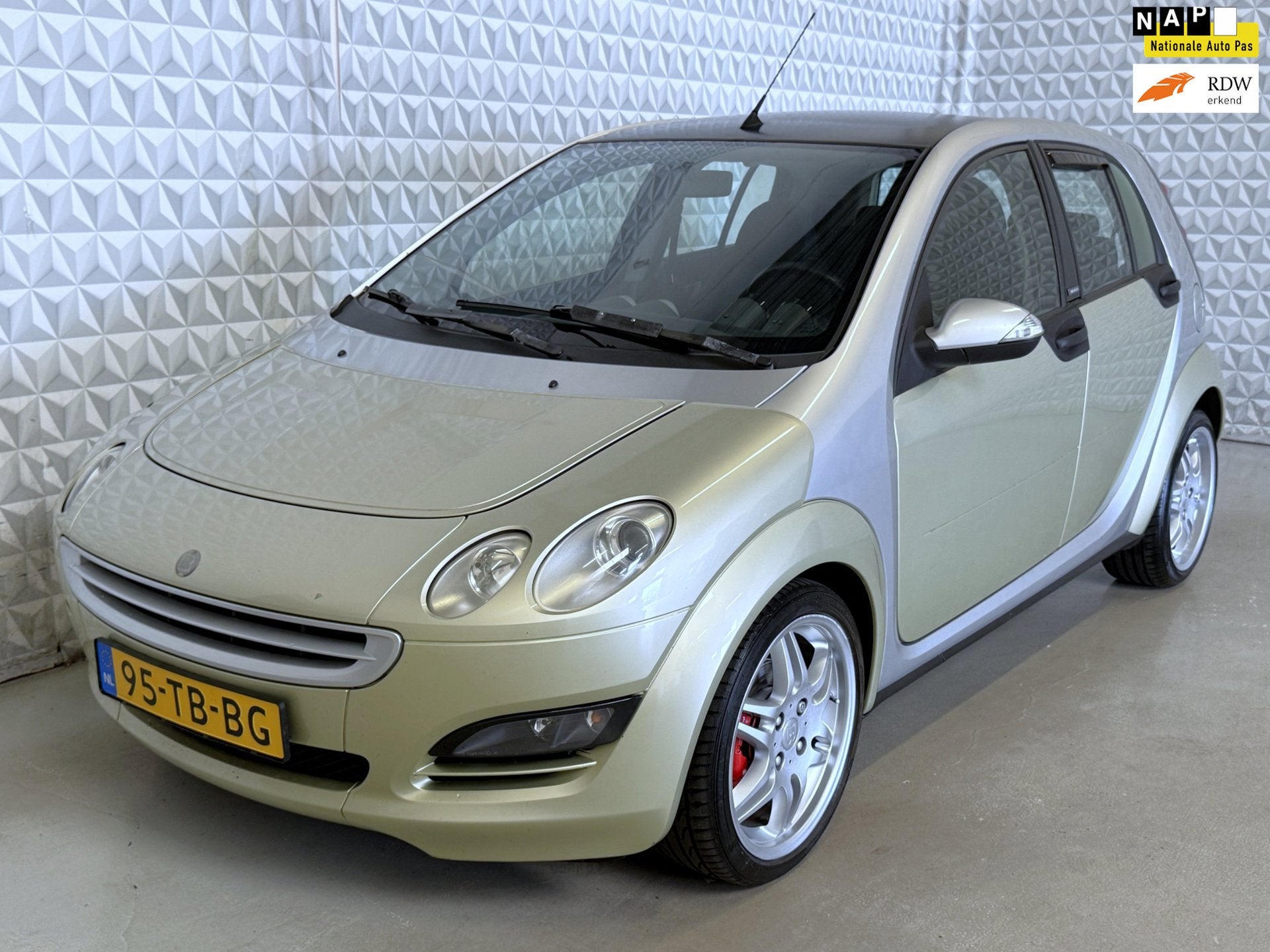 Smart Forfour 1.5 Stage 1 Getuned + 17" BRABUS én APK 11-20, Voorwielaandrijving, 4 cilinders, Origineel Nederlands, Bedrijf
