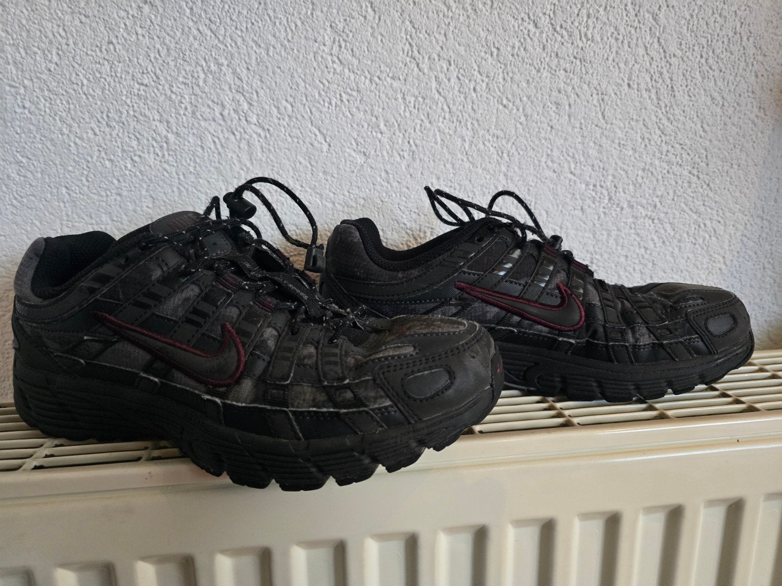 Nike P-6000 sneakers - Zwart met rode details nt 36.6, Kleding | Heren, Zwart, Nike, Ophalen of Verzenden, Sneakers of Gympen