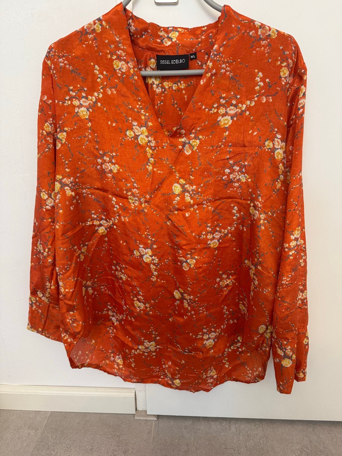 Sissel Edelbo Blouse Oranje Bloemenprint Maat M/L, Ophalen of Verzenden, Zo goed als nieuw, Maat 38/40 (M), Oranje