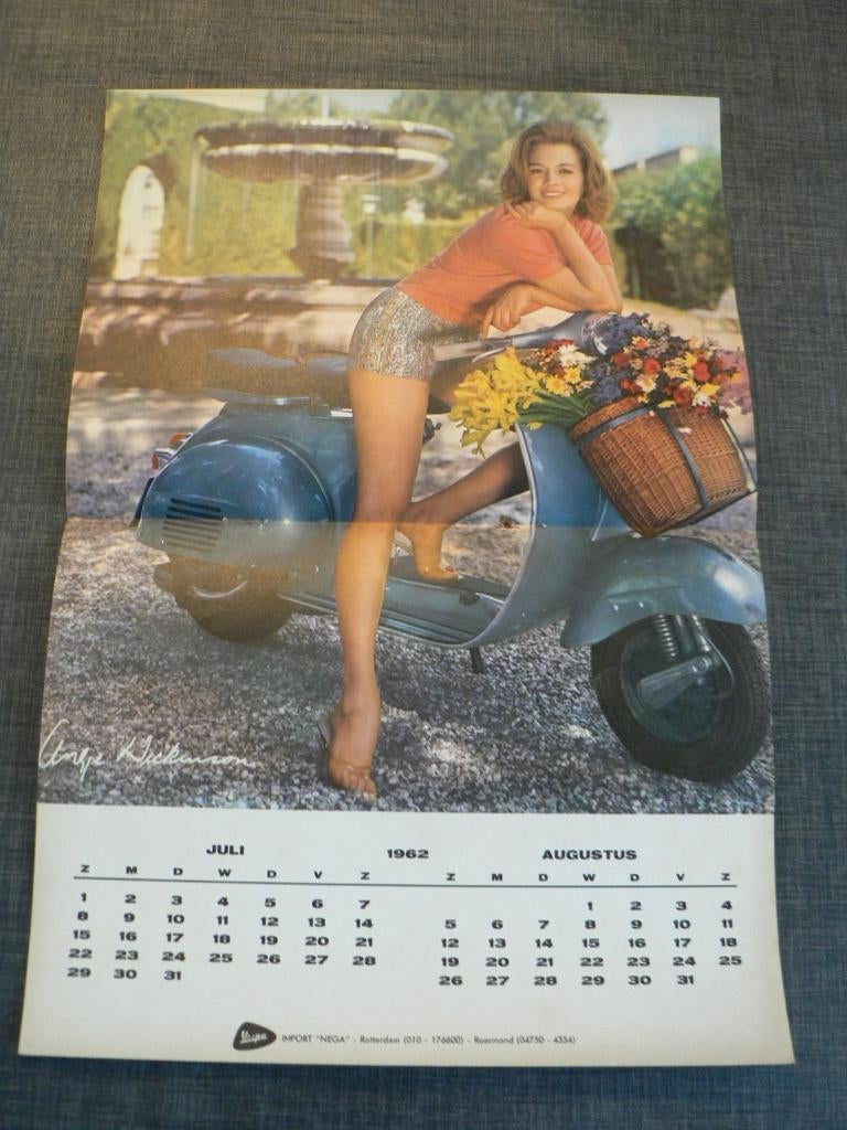 VESPA SCOOTER KALENDER 1962 PIN-UP GIRLS ORIGINEEL MOOI, Ophalen of Verzenden, Auto's