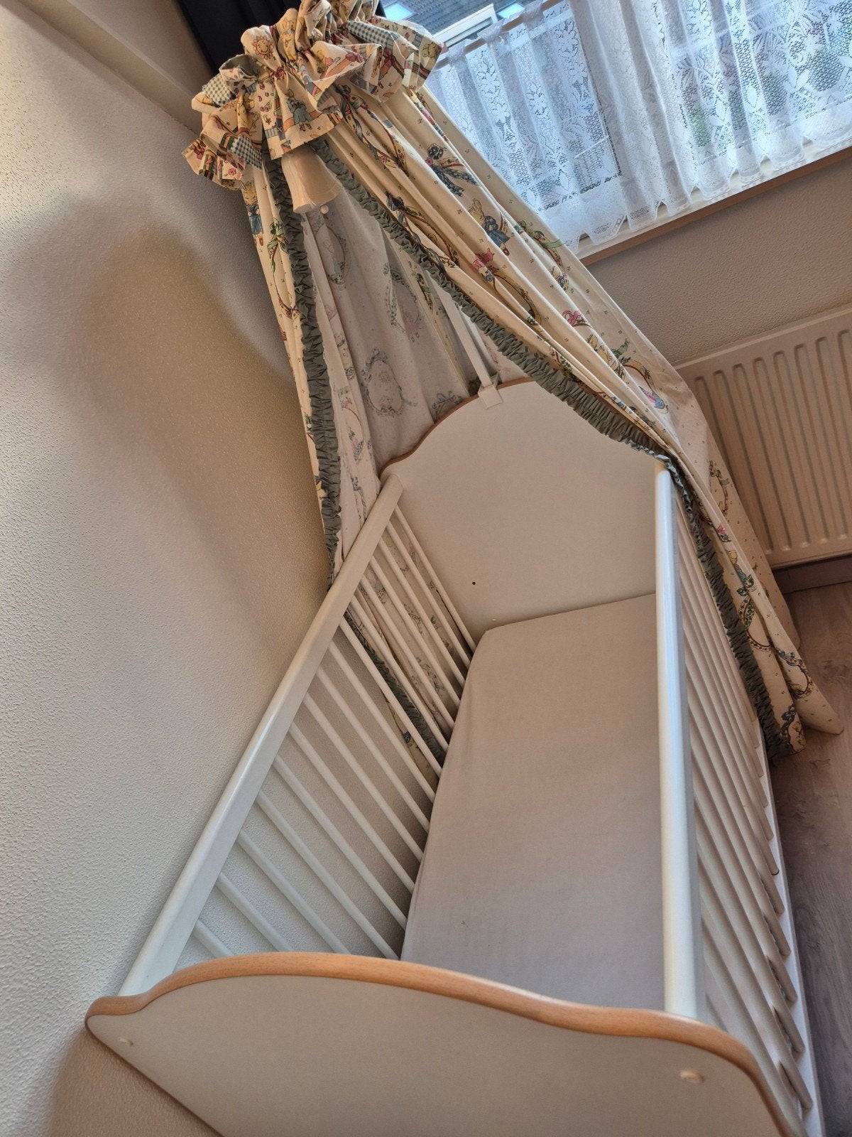Baby ledikantje met hemeltje en commode, Ophalen, Gebruikt, Ledikant