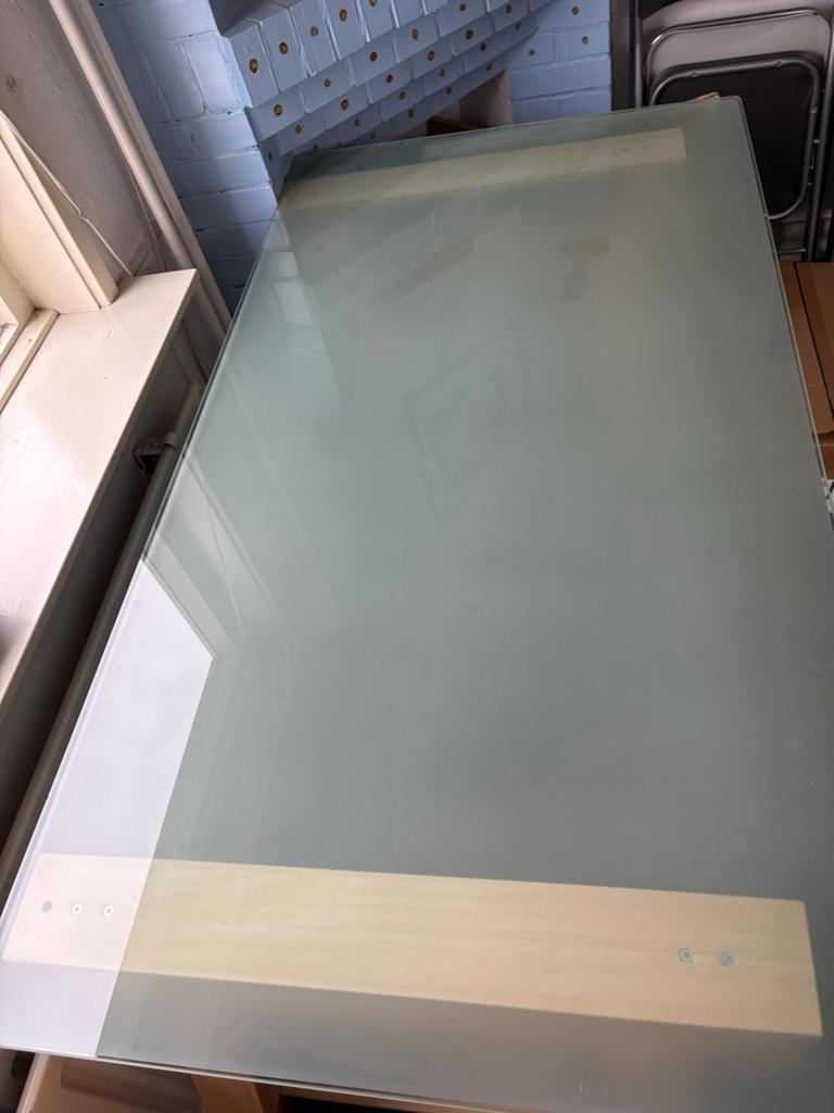 Tekentafel met glazen blad en houten schragen, Ophalen, Zo goed als nieuw, Minder dan 80 cm