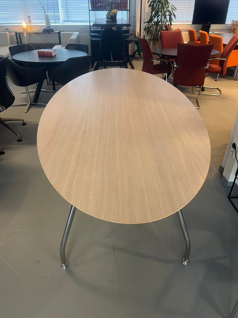 Ovale Houten Tafel Met Stalen Onderstel, Ophalen, Gebruikt