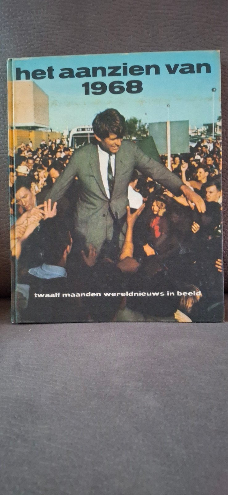 Het Aanzien van 1968: Twaalf maanden wereldnieuws in beeld, Boeken, Overige gebieden, Ophalen of Verzenden, 20e eeuw of later