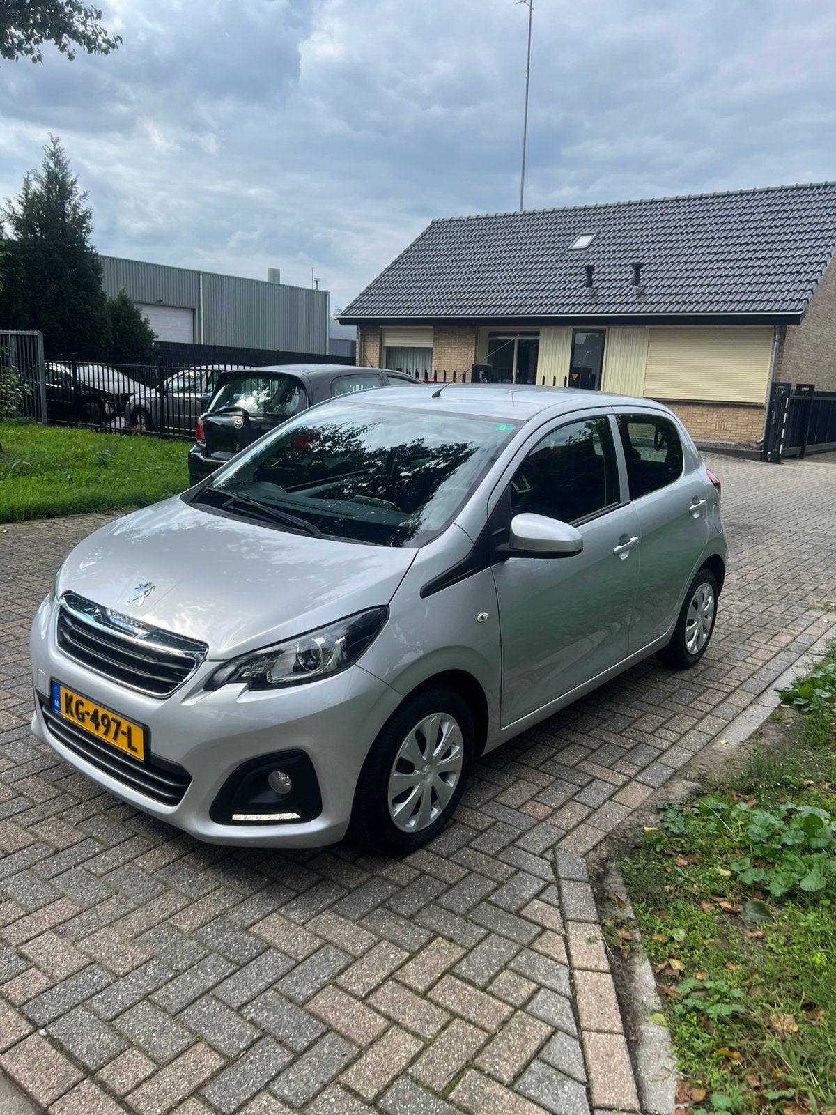 Peugeot 108 1.0 12V 51KW 5DR 2016 Grijs | NW APK | AIRCO, Voorwielaandrijving, Stof, Zwart, 4 stoelen