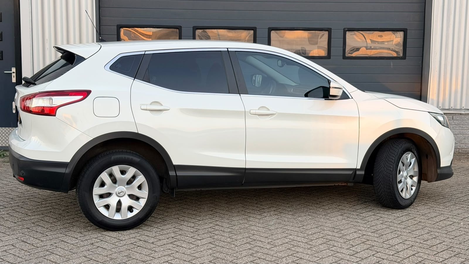 Foto 5 van Nissan Qashqai 1.2 T Visia ZEER NETJES!