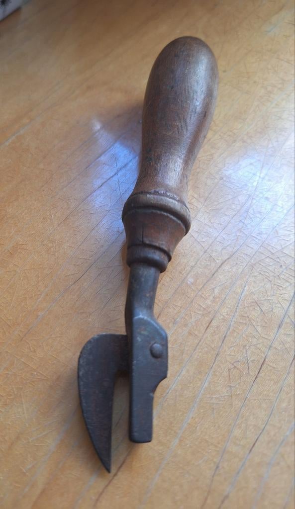 Antieke blikopener, houten handvat., Antiek en Kunst, Ophalen of Verzenden