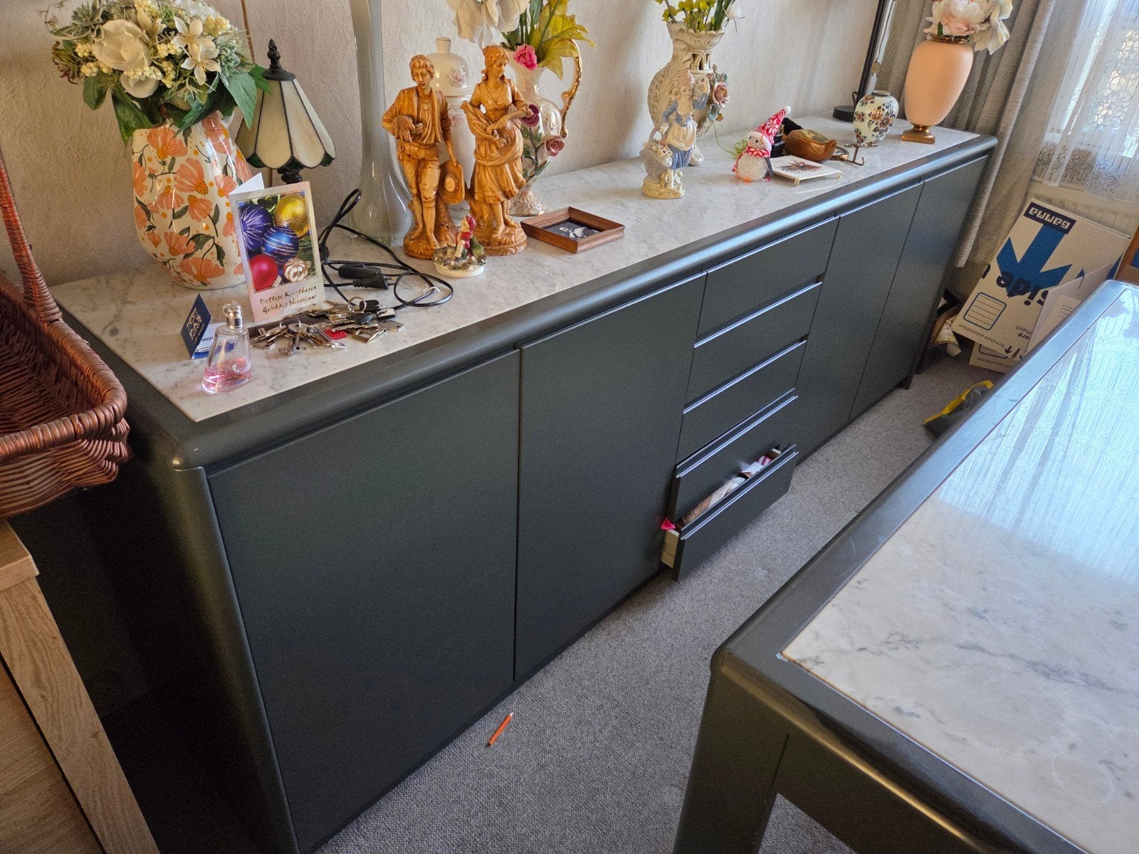 Grijze eettafel en dressoir met marmeren blad, Ophalen, Gebruikt, Overige materialen, 100 tot 150 cm