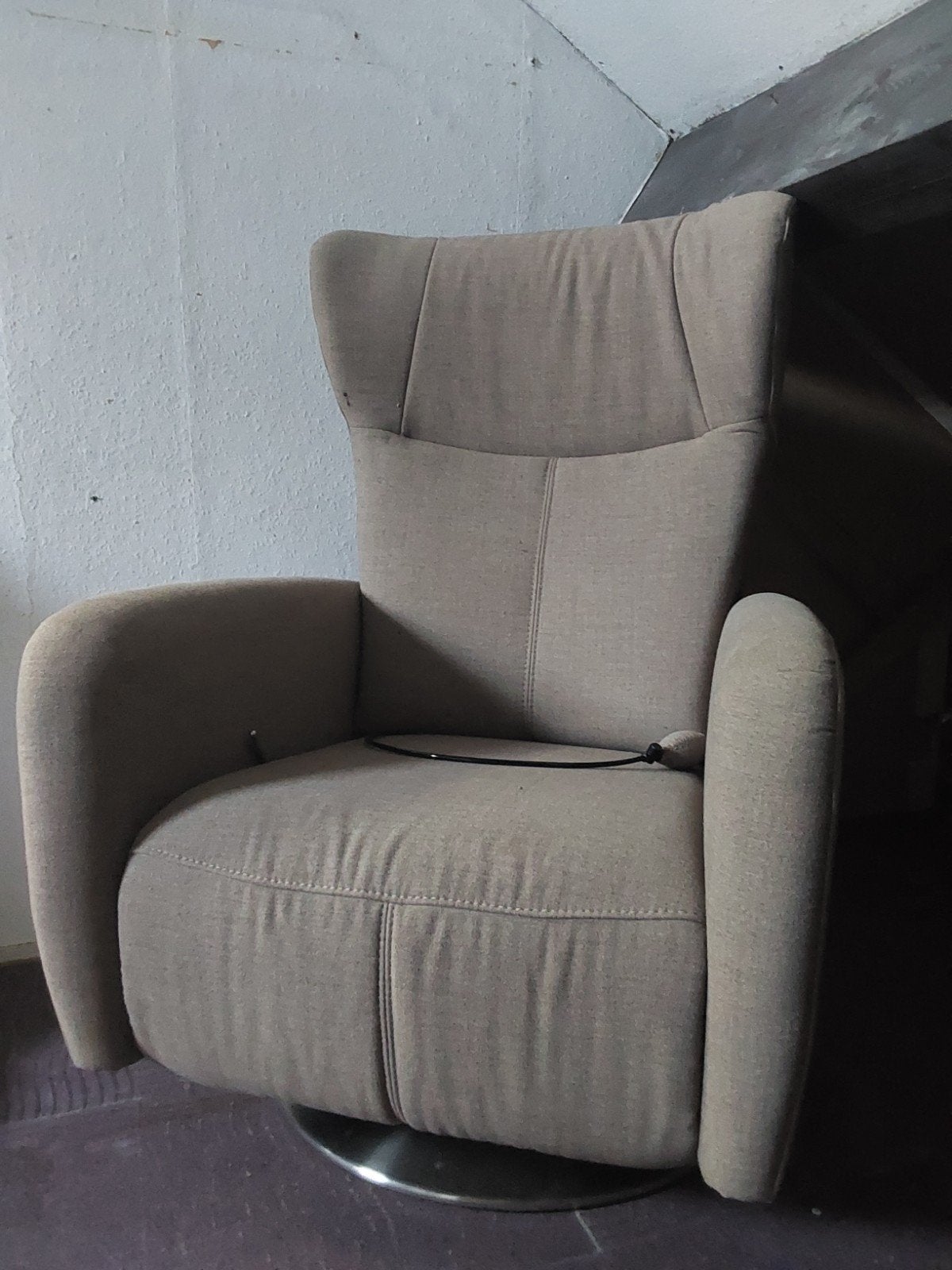 Comfortabele relaxfauteuil met draaivoet. taupekleurig, Ophalen, Modern, Comfortabel, 75 tot 100 cm, Zo goed als nieuw