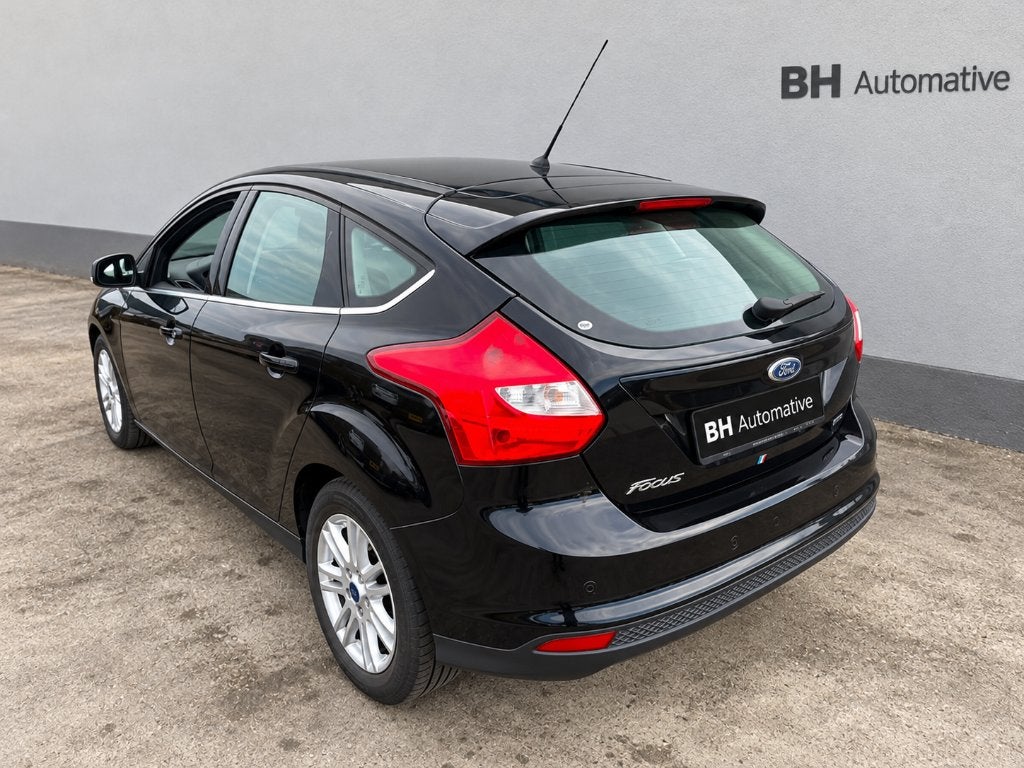Ford Focus 1.0 Ecoboost 92KW 5D 2014 Zwart, Auto's, Dealer onderhouden, 125 pk, Geheel digitaal combi-instrument, Zwart