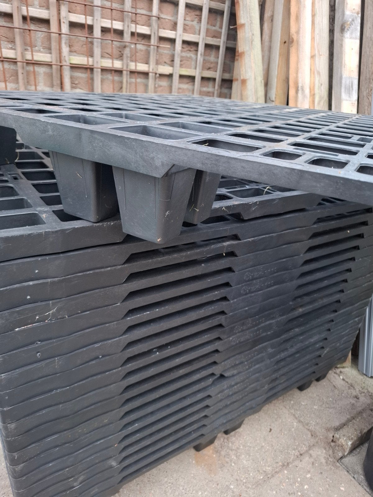 Zwarte kunststof pallets   20 stuks!!, Ophalen, Gebruikt