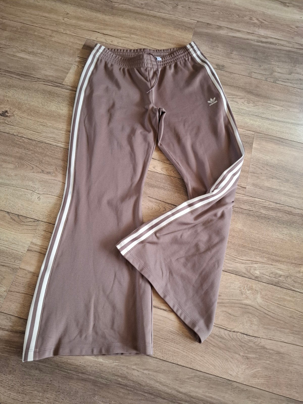 Taupe kleurige trackpants. Adidas. 3 stripes. Nike. L. Broek, Kleding | Dames, Sportkleding, Ophalen of Verzenden, Zo goed als nieuw