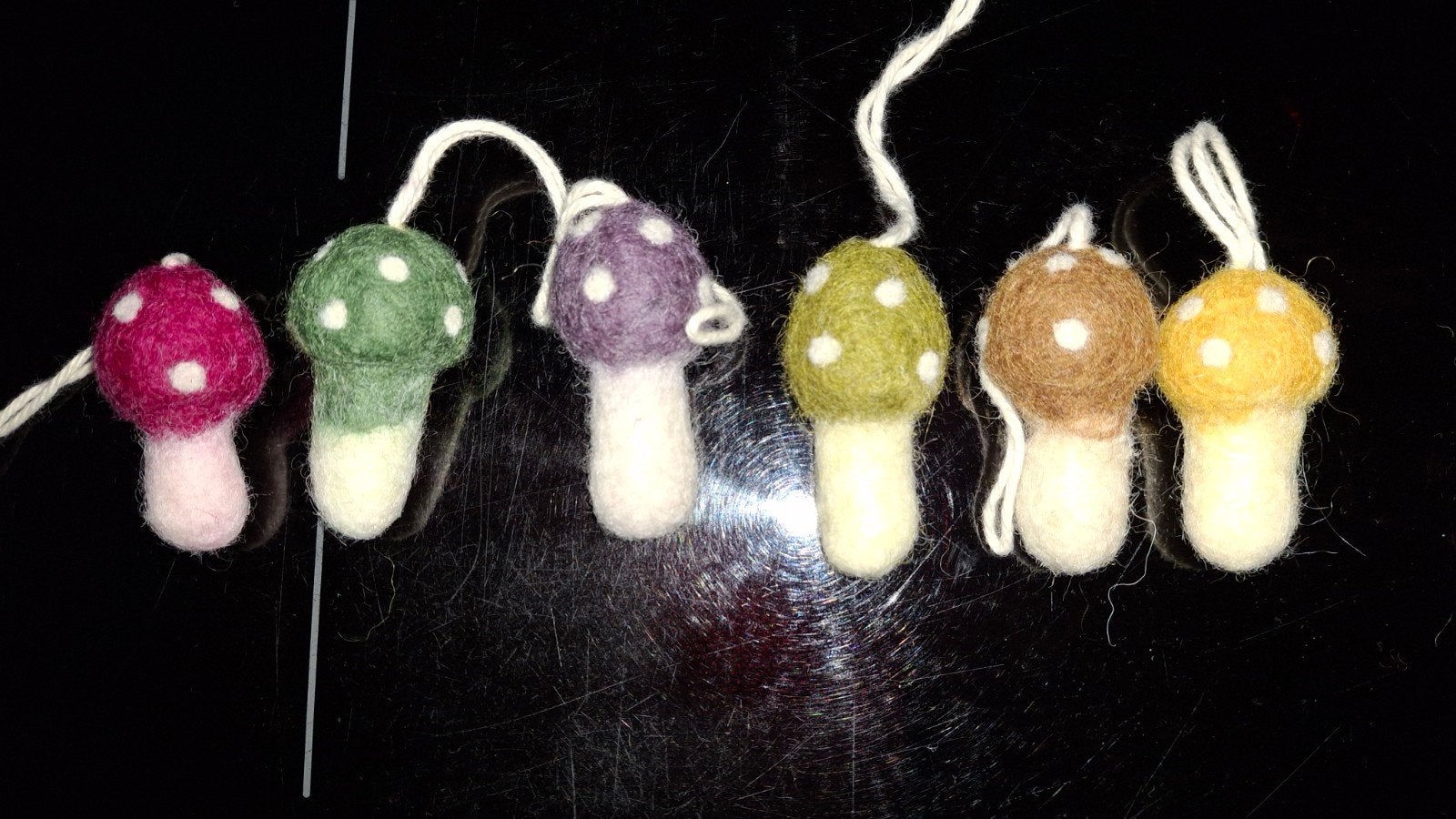 6 kleine vilten paddestoelen - decoratie/hanger, Ophalen of Verzenden, Nieuw