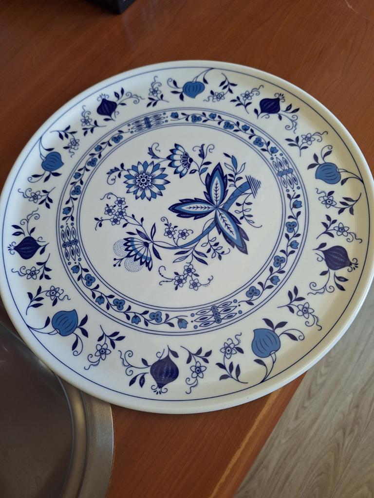 Uniek porseleinen bord met blauw-wit bloemmotief, Ophalen of Verzenden