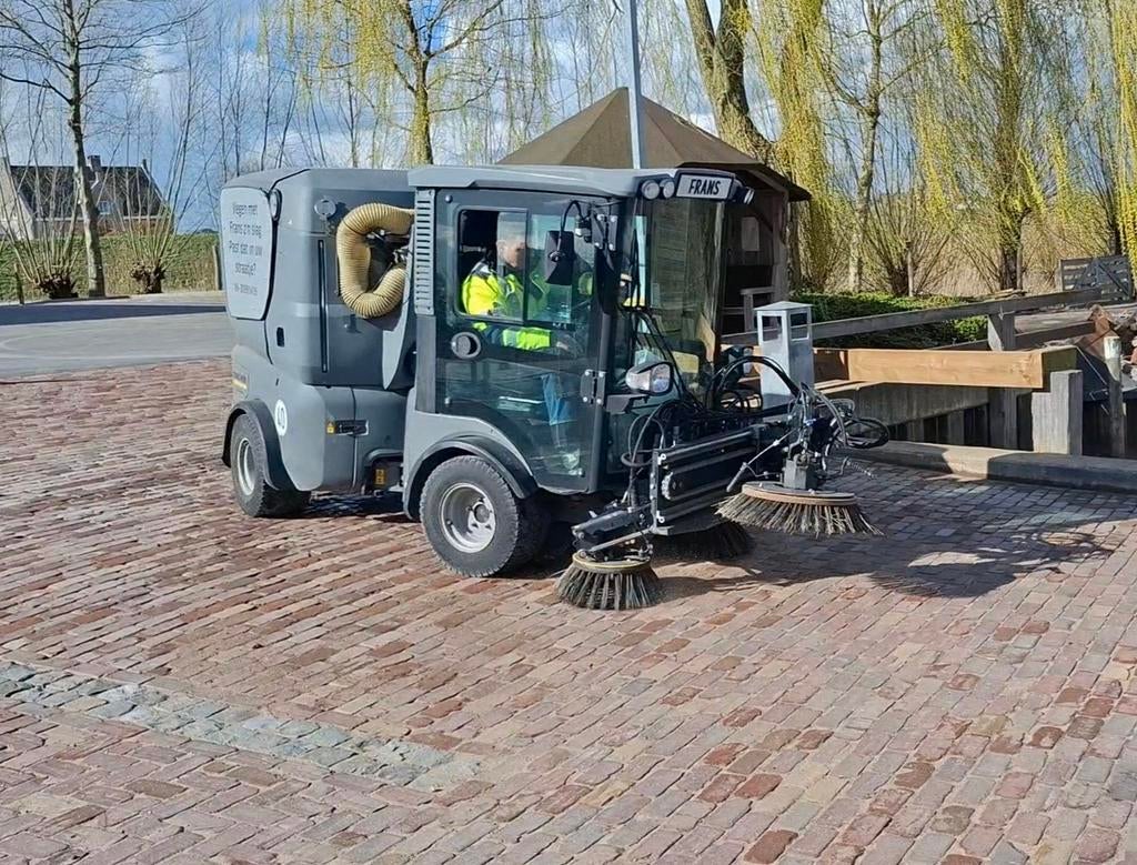 Karcher MC130 veegmachine 2015 met slechts 3200 uur, Ophalen
