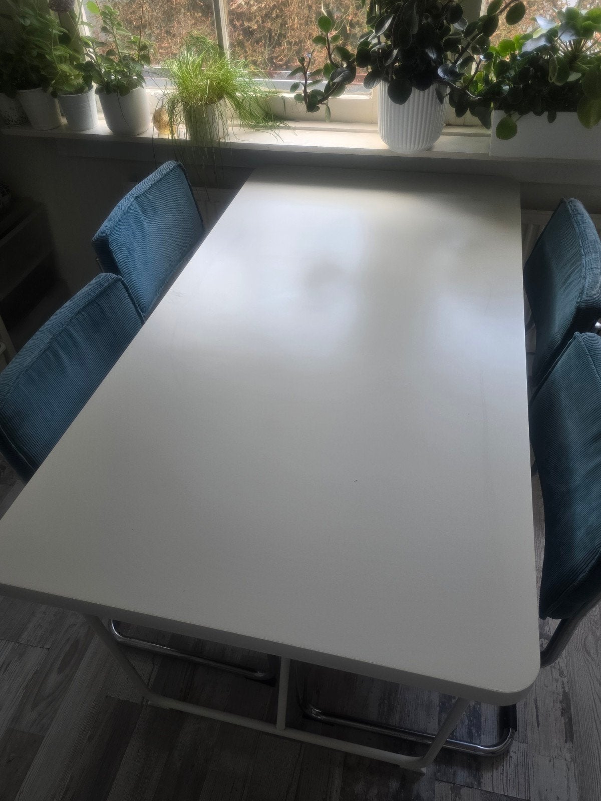 Eettafel IKEA met 4 stoelen - Wit blad, blauwe stoelen, Huis en Inrichting, Ophalen, 100 tot 150 cm, 50 tot 100 cm, Vier personen